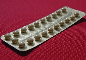 Hormonelle Verhütungsmittel können helfen - 14 Tipps bei Menstruationsbeschwerden - FemNews.de