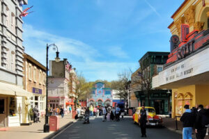 Mit neuen Charakteren, überarbeiteten Shows und einer neuen Attraktion hat der Movie Park Germany im Jubiläumsjahr einiges zu bieten. - FemNews.de