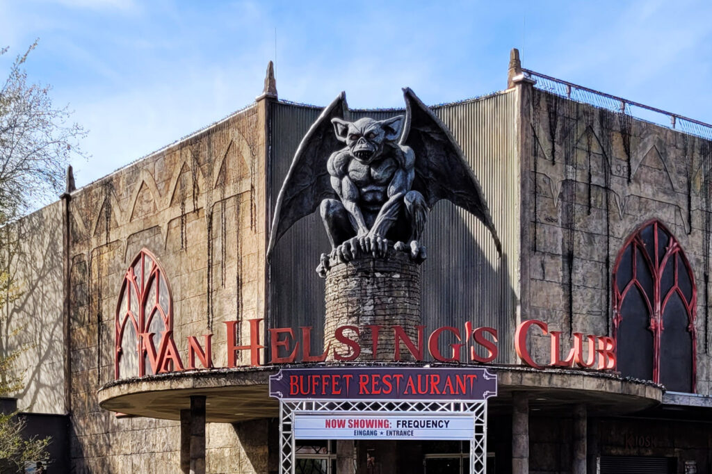 Seit dem 26. September lädt der Movie Park Germany zum 28. Halloween Horror Festival ein. - FemNews.de Van Helsing´s club im Movie Park Germany