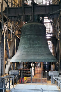 Die Petersglocke im Südturm des Kölner Doms ist die größte freischwingende Glocke der Welt. - FemNews.de