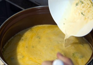 Mahlzeit – Blumenkohl-Käse-Suppe – Nach dem Einrühren noch etwas Köcheln lassen - FemNews.de