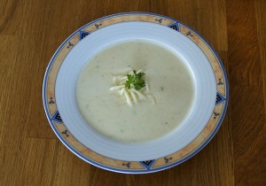 Mahlzeit – Blumenkohl-Käse-Suppe – Mit etwas Käse und Petersilie verziert - FemNews.de