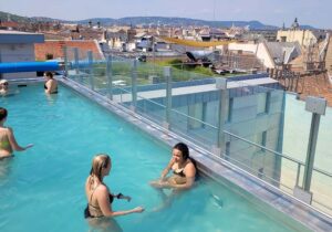 Städtereise nach Budapest - Das Continental Hotel Budapest ist eine gute Adresse, um Budapest zu erkunden. - Der Pool und die Sauna auf dem Dach laden zum Entspannen ein. - FemNews.de