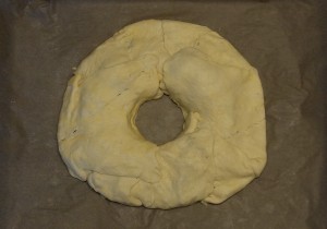 Mahlzeit - Rezept - Pizzaring - Teigenden zusammenklappen - FemNews.de Mahlzeit - Rezept - Pizzaring - Teigenden zusammenklappen - FemNews.de
