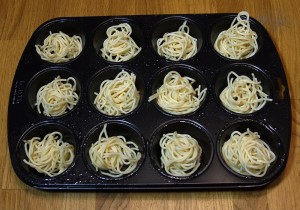 Mahlzeit - Rezept - Die geölte Form wird mit den Spaghetti-Nester gefüllt - FemNews.de