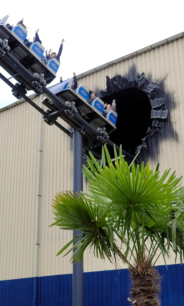 Wenn es dunkel wird, liefert die „Movie Park Studio Tour – Final Cut“ einen rasanten Horrorstreifen. <br/> FemNews.de Die Familienachterbahn durchbricht die Studiowand.