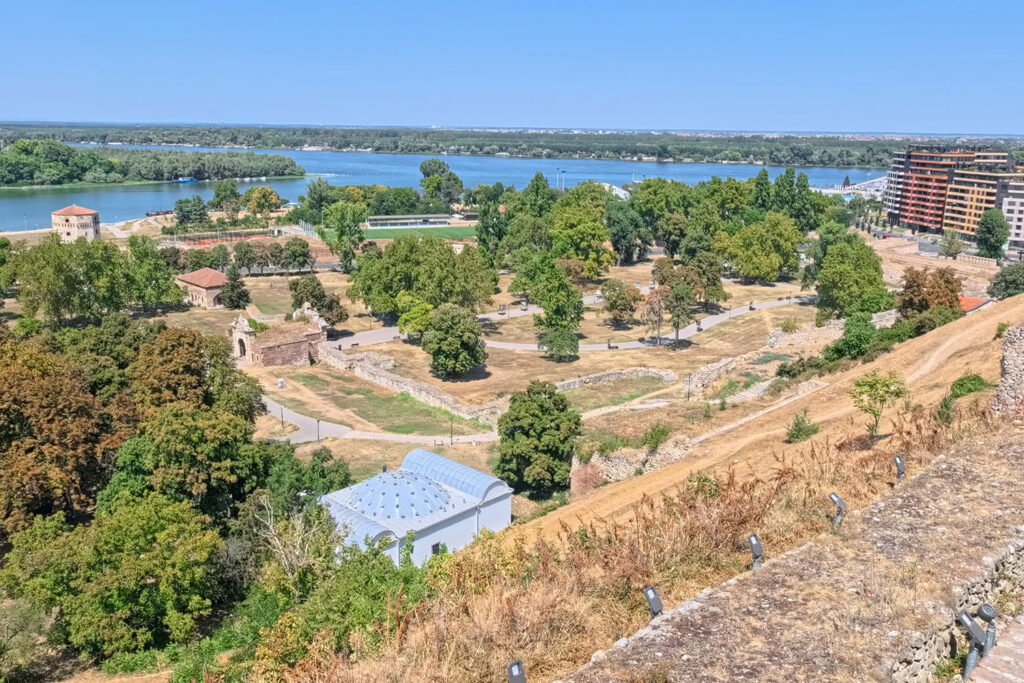Mündung der Save in die Donau von der Belgrader Festung aus. - City-Check Belgrad, FemNews.de Weitblick von der Festung Kalemegdan auf den Zusammenfluss von Donau und Save in Belgrad