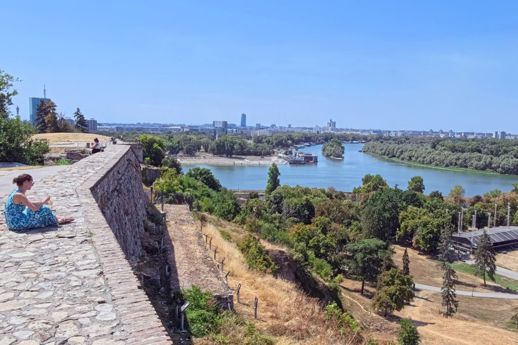 Weitblick von der Festung Kalemegdan auf den Zusammenfluss von Donau und Save in Belgrad - City-Check Belgrad, FemNews.de Frau blickt von den alten Festungsmauern der Belgrader Festung in die weite Ferne