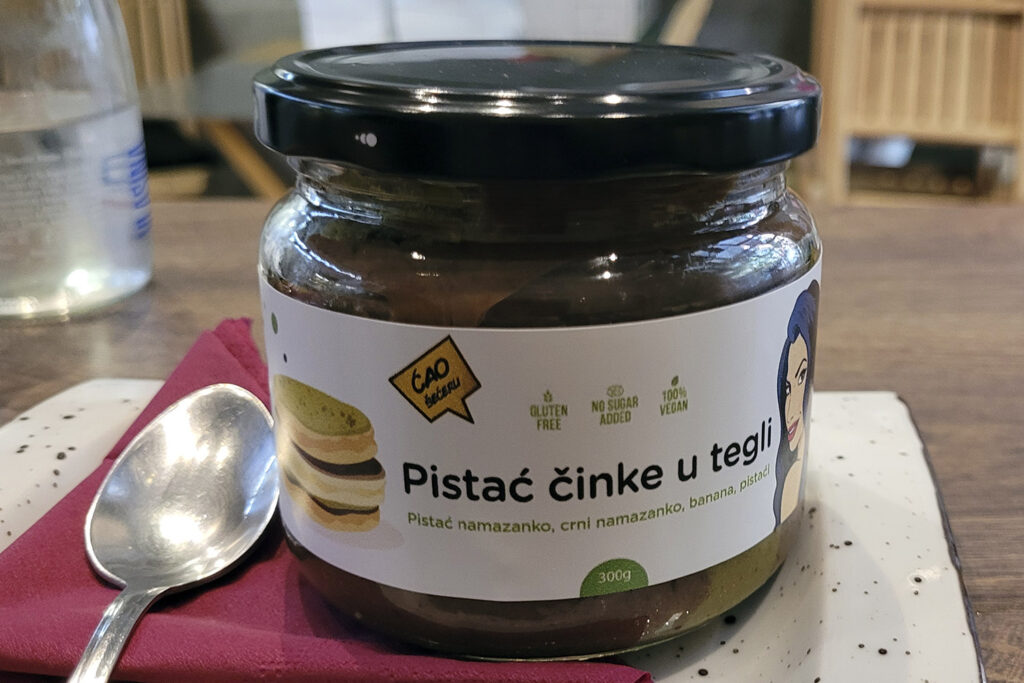 Naschen ohne Reue: Moderner Foodie-Genuss in Belgrad - City-Check Belgrad, FemNews.de Hausgemachte, zuckerfreie Palatschinken geschichtet im Einmachglas im Café Cao Seceru Belgrad