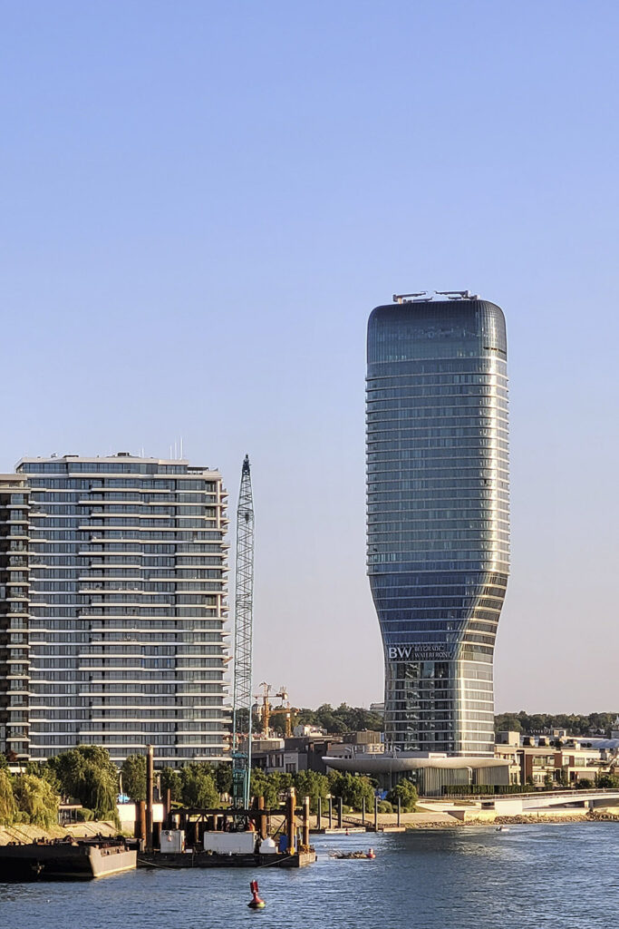 Das umstrittene Zukunftsprojekt Belgrade Waterfront. - City-Check Belgrad, FemNews.de Das Projekt Belgrade Waterfront, der Tower und ein Wohnkomplex.