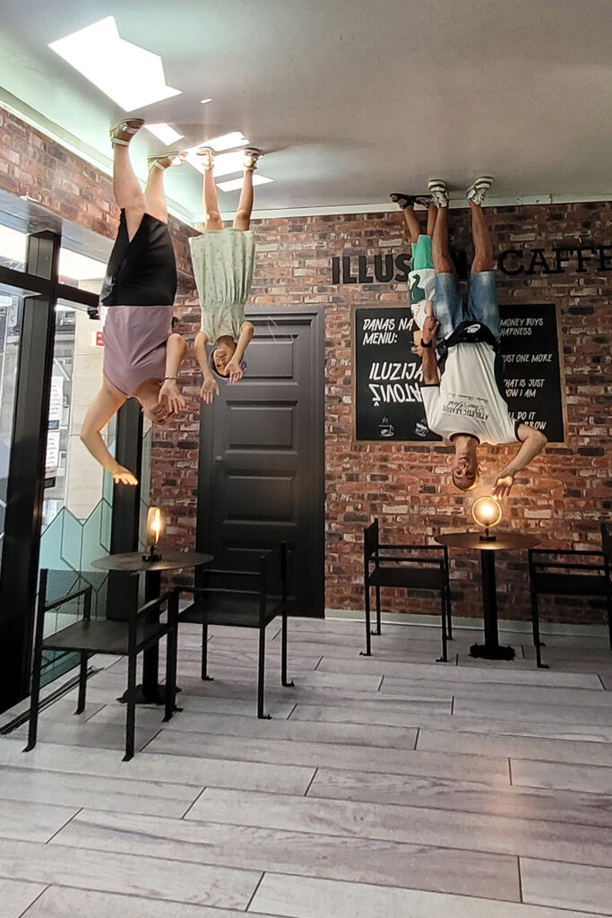 Plötzlich steht die Welt Kopf. City-Check Belgrad, FemNews.de Die Welt steht Kopf im Museum der Illusionen in Belgrad. – City-Check Belgrad, FemNews.de