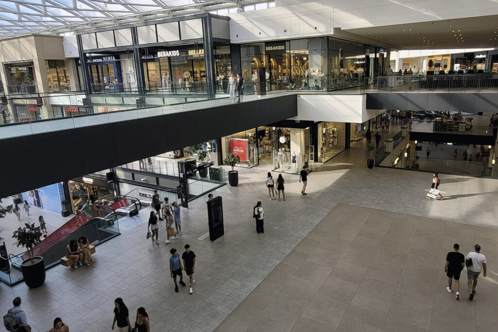 Ladenpassage im Inneren der Galerija Mall in Belgrad - City-Check Belgrad, FemNews.de Ladenpassage im Inneren der Galerija Mall in Belgrad