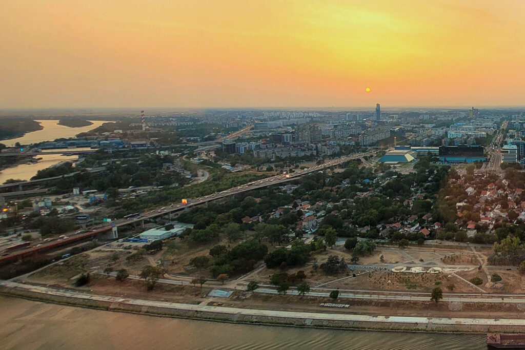 Sundowner an der Save: Entspannter Ausklang deines Sightseeing-Tages - FemNews.de - City-Check Belgrad Spektakulärer 360-Grad-Panoramablick über die Stadt Belgrad im warmen Licht des Sonnenuntergangs