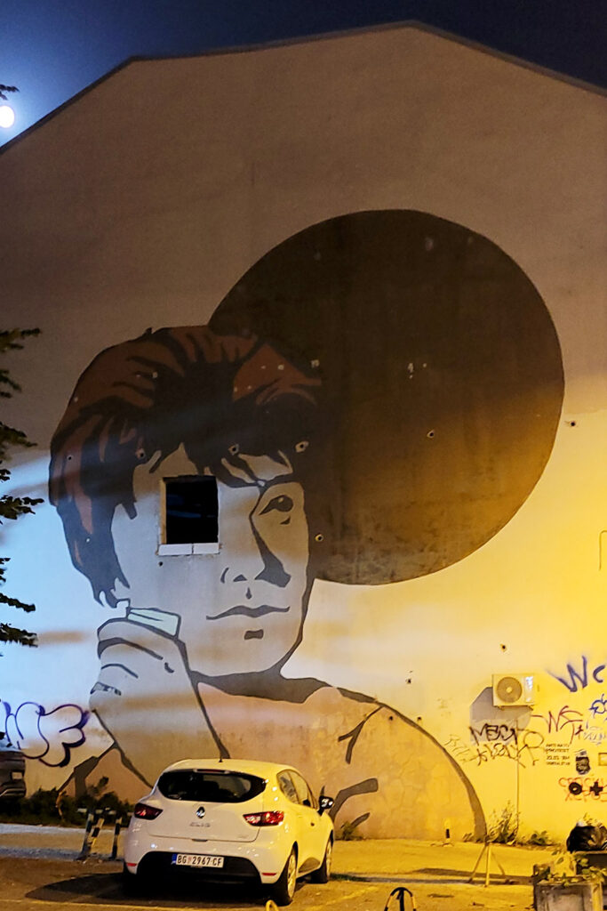 In Belgrad haben wir uns auch am späten Abend und nachts stets sicher gefühlt. – FemNews.de – City-Check Belgrad Dunkle Straße in Belgrad, Haus mit Grafitti