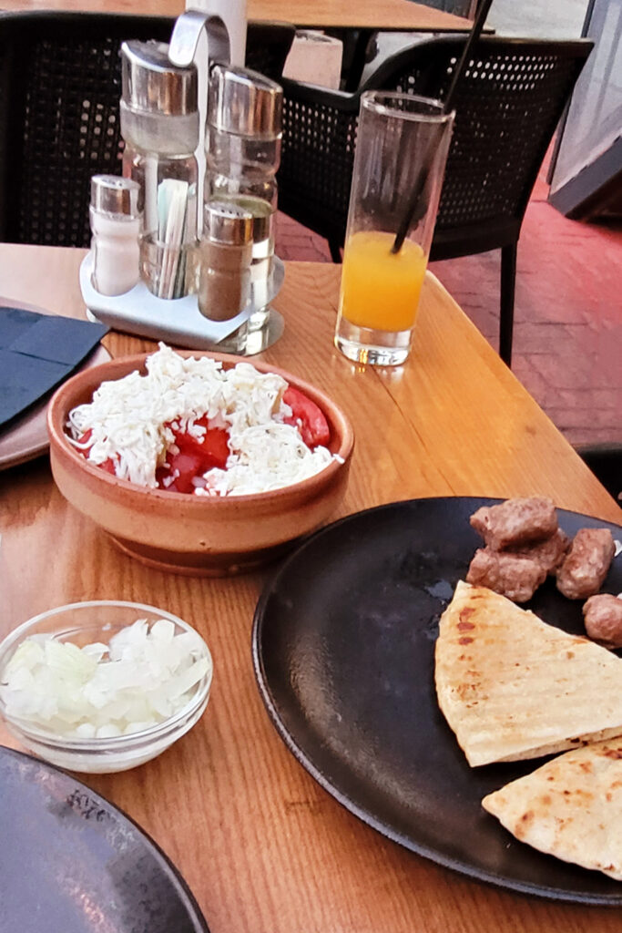 Ćevapi und Schopska Salata in der Ćevapi-Bar Crni Đorđe - City-Check Belgrad, FemNews.de Ćevapi und Schopska Salata in der Ćevapi-Bar Crni Đorđe
