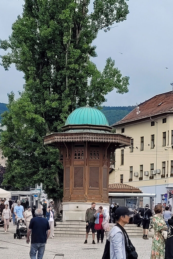 Sebilj-Brunnen in Sarajevo - City-Check Sarajevo, FemNews.de Hölzerner Sebilj-Brunnen auf dem Platz der Baščaršija