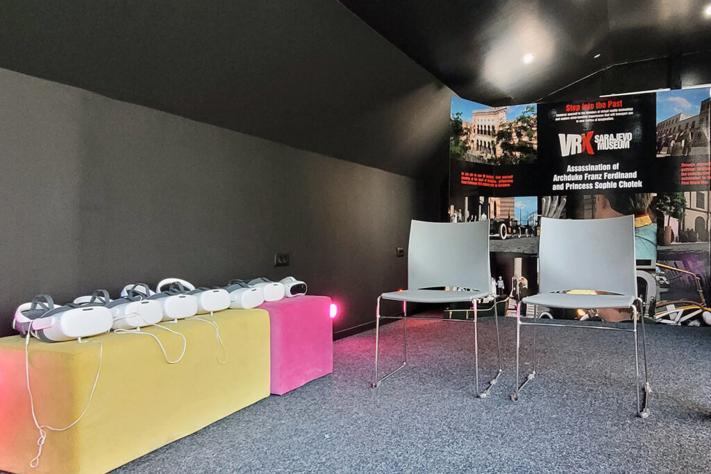 Geschichte trifft auf moderne Technik: Die VR-Brillen im Vorführraum des VRX Museums. - City-Check Sarajevo, FemNews.de VR-Brillen und Sitzplätze im VRX Museum Sarajevo