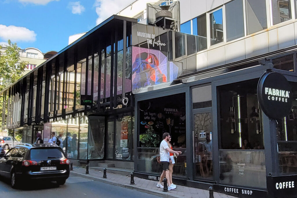 Der Eingang des VRX Museums in Sarajevo befindet sich neben dem Coffee Shop.<br/> City-Check Sarajevo, FemNews.de Der Eingang des VRX Museums in Sarajevo