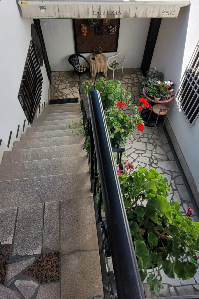 Kleine Entdeckungen hinter den Gassen: Ruhiger Innenhof zwischen Häusern in Sarajevos Altstadt.<br/> City-Check Sarajevo, FemNews.de Ruhiger Innenhof zwischen Häusern in Sarajevos Altstadt