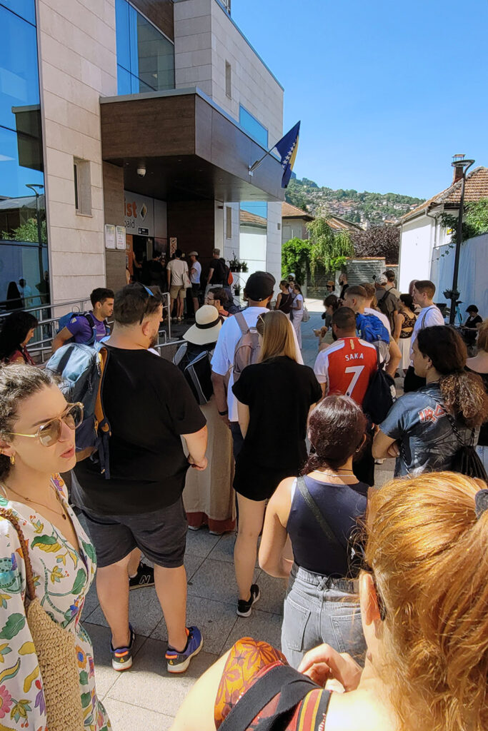 Lange Warteschlange vor der Talstation der Seilbahn Trebević - City-Check Sarajevo, FemNews.de Viele Menschen warten auf die Bergfahrt zum Trebević.