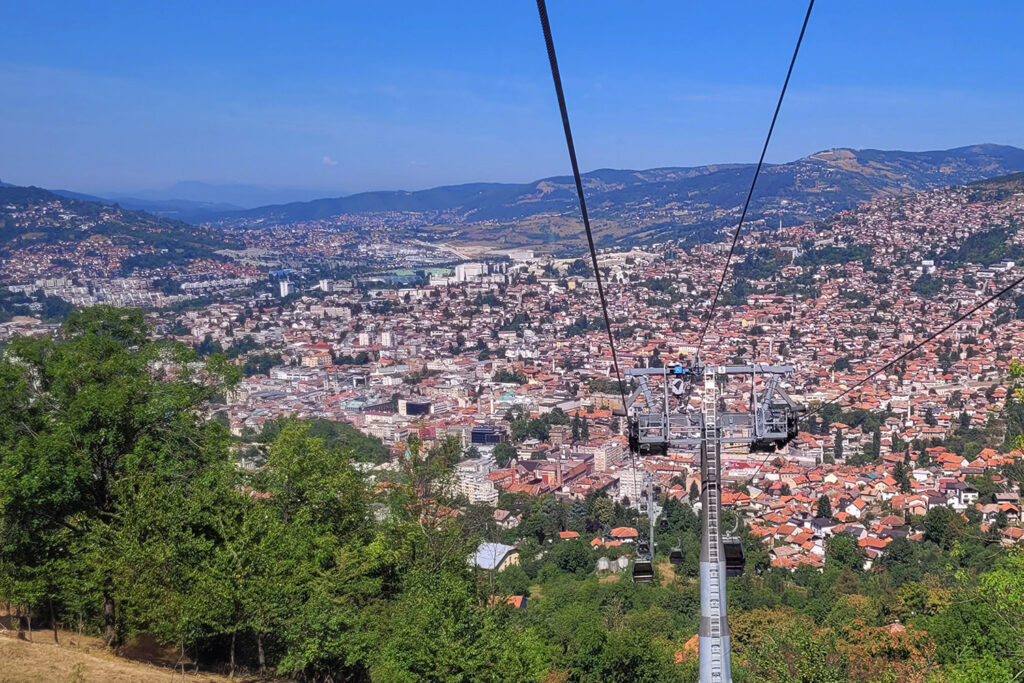 Blick aus der Gondel auf Sarajevo im Talkessel - City-Check Sarajevo, FemNews.de Aussicht aus der Gondel