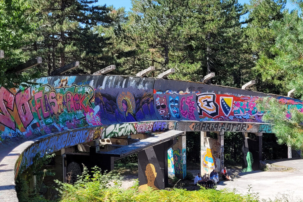 Graffiti und verwitterter Beton an der Bobbahn von 1984 - City-Check Sarajevo, FemNews.de Street-Art auf dem Trebević im Eiskanal der Olympischen Winterspiele 1984
