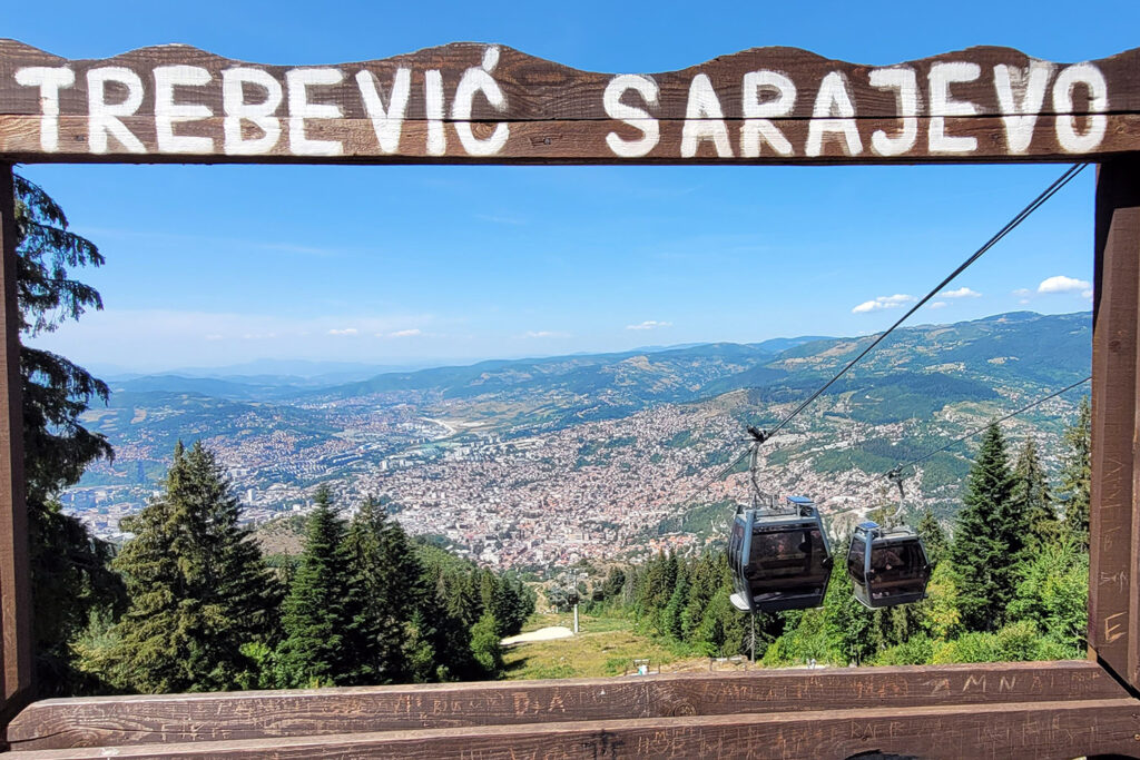 Panoramablick von der Bergstation auf den Sarajevo-Kessel - City-Check Sarajevo, FemNews.de Sarajevo von oben. Blick von der Bergstation auf Sarajevo