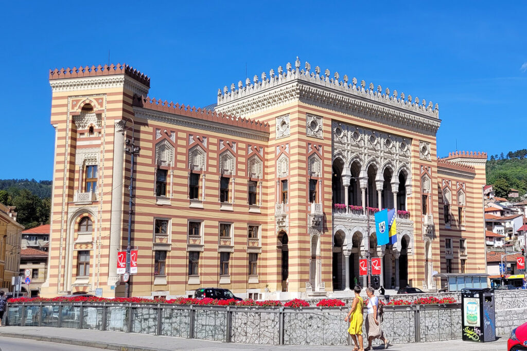 Vijećnica: das ehemalige Rathaus - City-Check Sarajevo, FemNews.de Reich verzierte Fassade der Vijećnica am Ufer der Miljacka