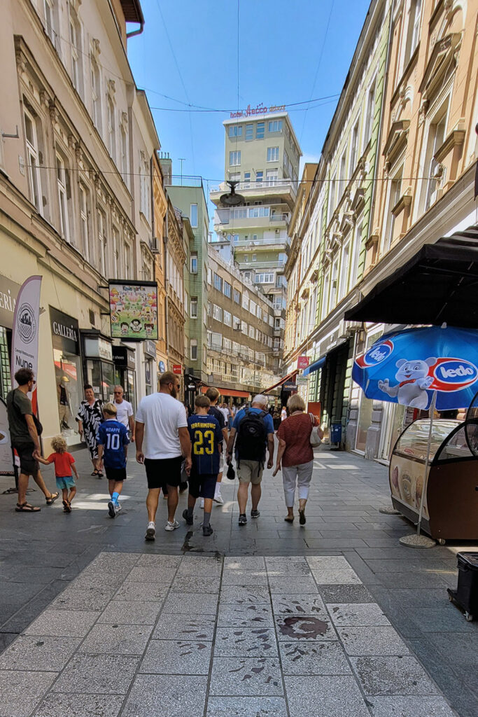 Rot ausgefüllte Einschlagstelle einer Granate im Straßenbelag, eine Sarajevo-Rose. <br/> City-Check Sarajevo, FemNews.de Eine Sarajevo-Rose in der Altstadt von Sarajevo.