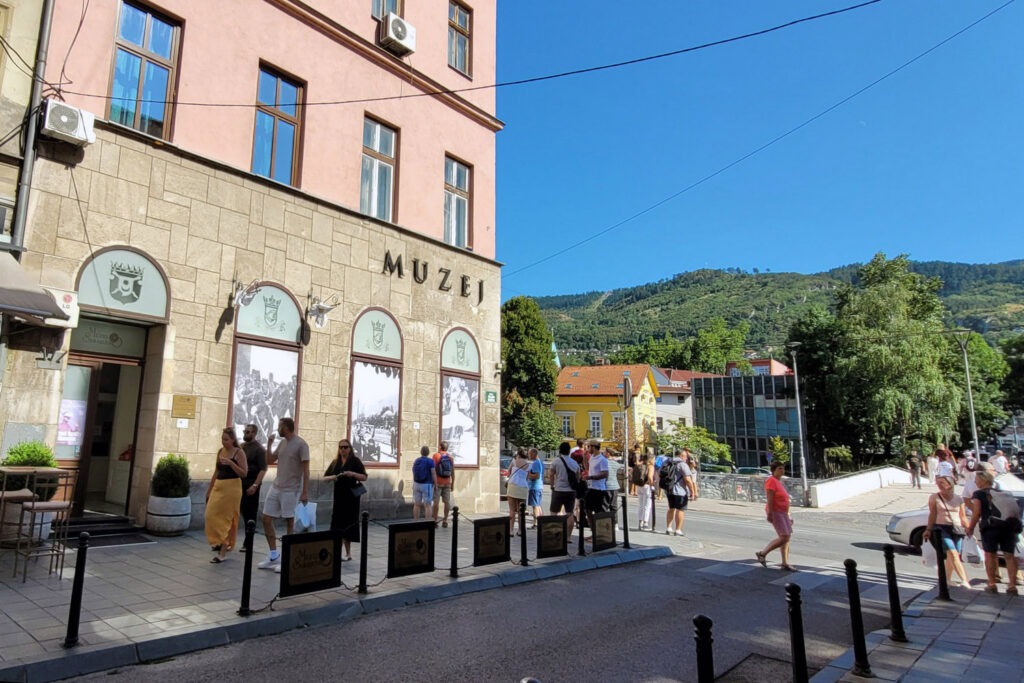 Das Museumsgebäude an der Straßenecke neben der Lateinerbrücke. - City-Check Sarajevo, FemNews.de Das Museum Sarajevo 1878–1918 an der Lateinerbrücke.