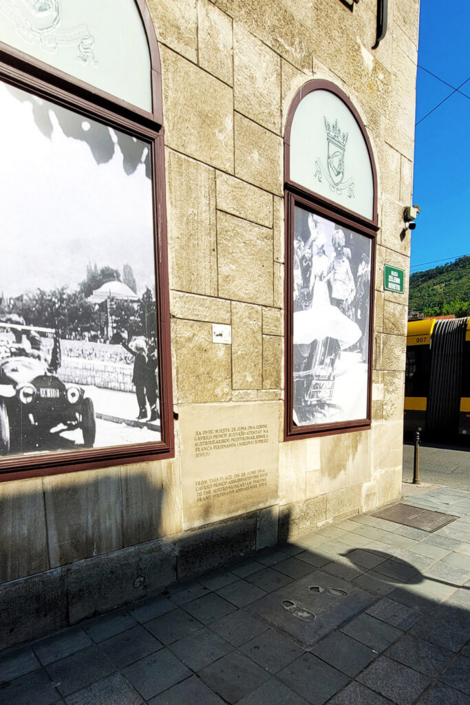 Gedenktafel zum Attentat von 1914 und Fußabdrücke nahe der Lateinerbrücke. - City-Check Sarajevo, FemNews.de Gedenktafel zum Attentat von 1914 nahe der Lateinerbrücke
