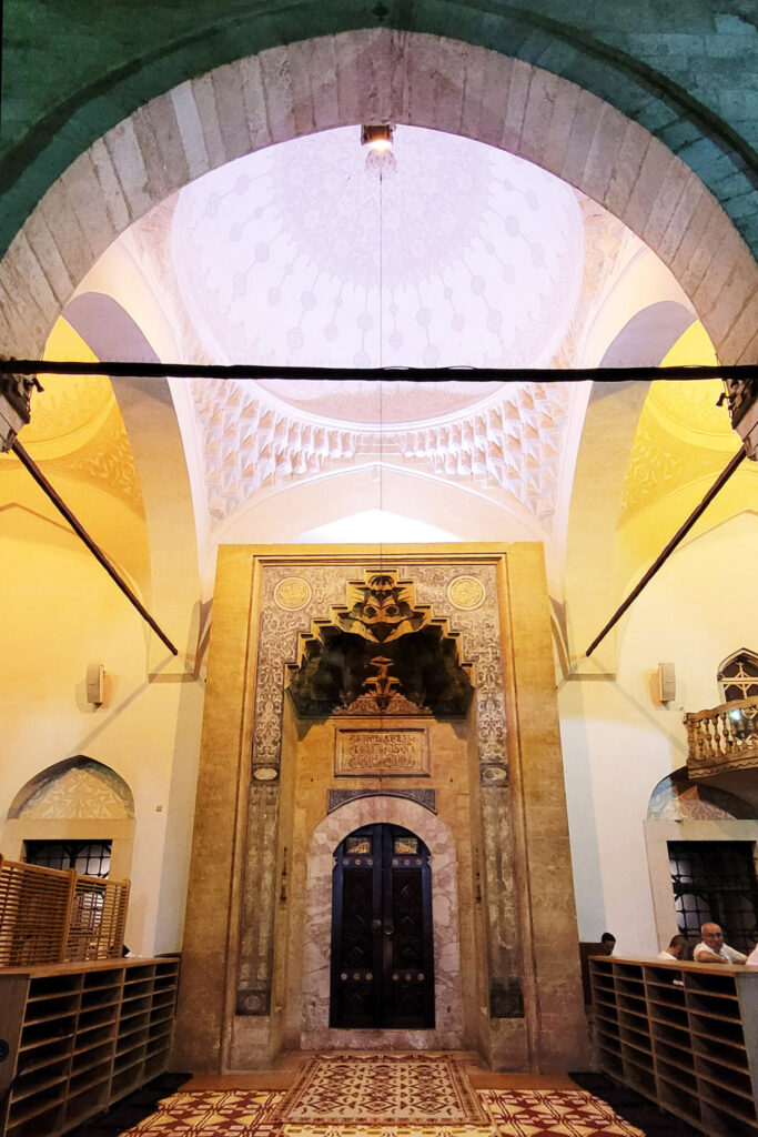 Eingang zur Gazi-Husrev-Beg-Moschee in Sarajevos Altstadt. Vor dem Besuch die Zeiten prüfen. - City-Check Sarajevo, FemNews.de Der Eingang zur Gazi-Husrev-Beg-Moschee in Sarajevos Altstadt