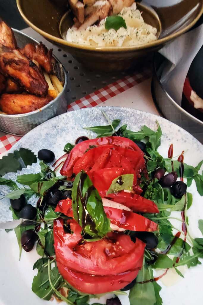 Frisch zubereiteter Salat bei Lola's Kitchen City Center - City-Check Sarajevo, FemNews.de Vegetarisches Gericht auf einem Tisch bei "Lola's Kitchen City Center"