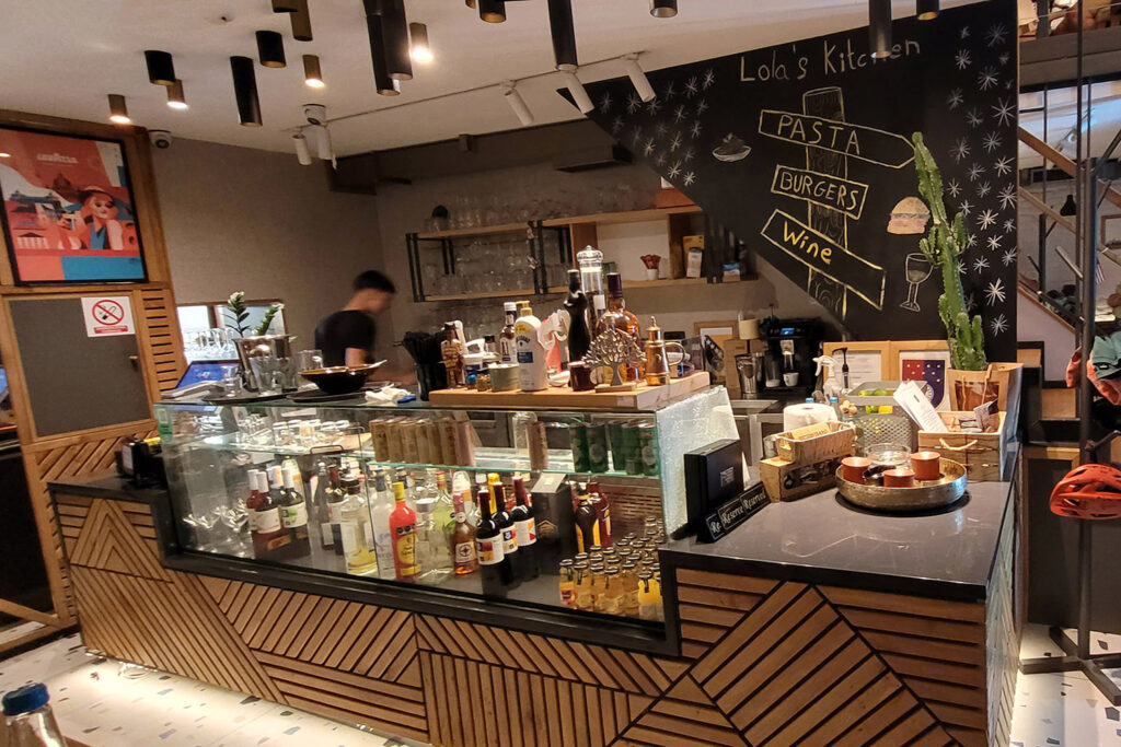 Lola's Kitchen City Center: Zu Hause bei Freunden. So fühlt sich ein Abendessen bei Lola's Kitchen City Center an. - City-Check Sarajevo, FemNews.de Thekenbereich im Lola's Kitchen City Center