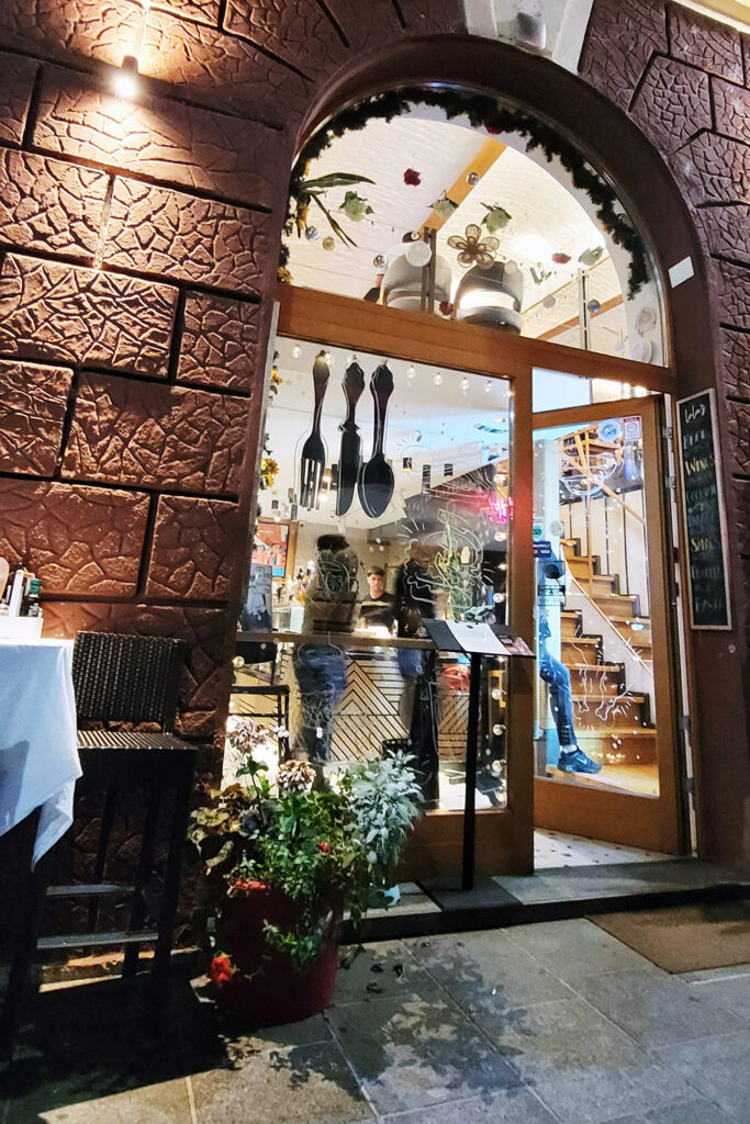 Eingang von Lola's Kitchen City Center in Sarajevo:Hier beginnt ein besonders herzlicher Restaurantbesuch. - City-Check Sarajevo, FemNews.de Das Restaurant "Lola's Kitchen City Center" in Sarajevo