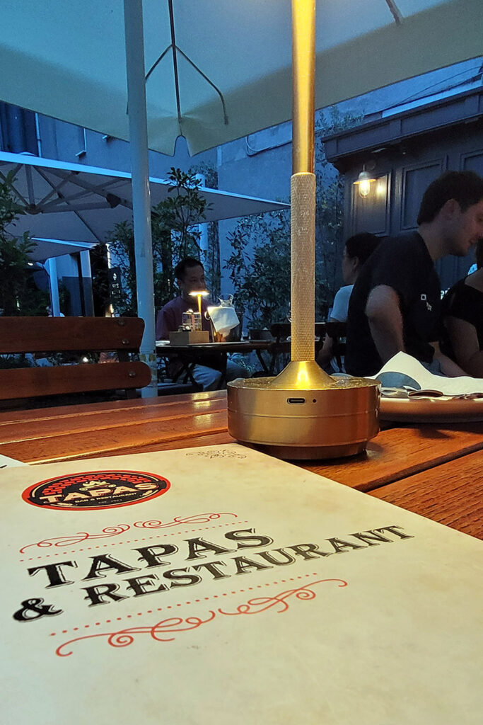 Die gemütliche Außengastronomie lädt zu einem romantischen Abendessen ein. - City-Check Sarajevo, FemNews.de Stimmungsvolles Foto der Außengastronomie von Tapas Bar & Restaurant in Sarajevo.