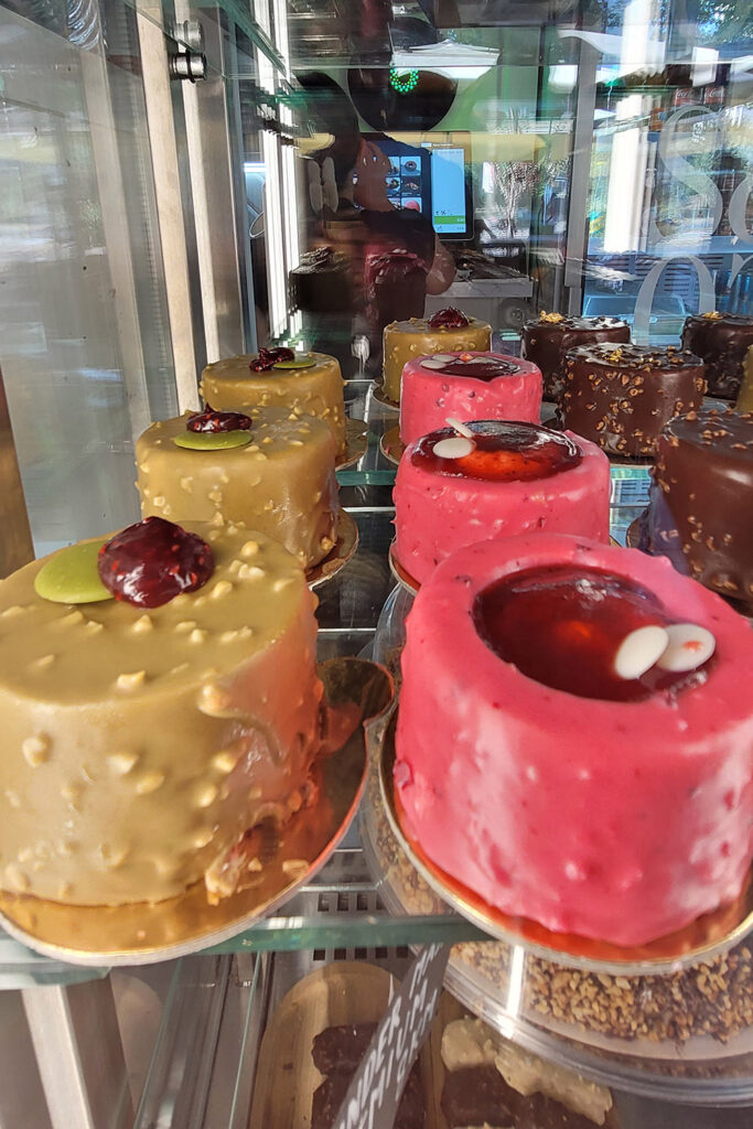Hier fällt die Auswahl nicht leicht: Sweets & Co war für uns die süßeste Verführung in Sarajevo. - City-Check Sarajevo, FemNews.de Close-up der Vitrine mit Kuchen und Desserts im Café Sweets & Co. in Sarajevo