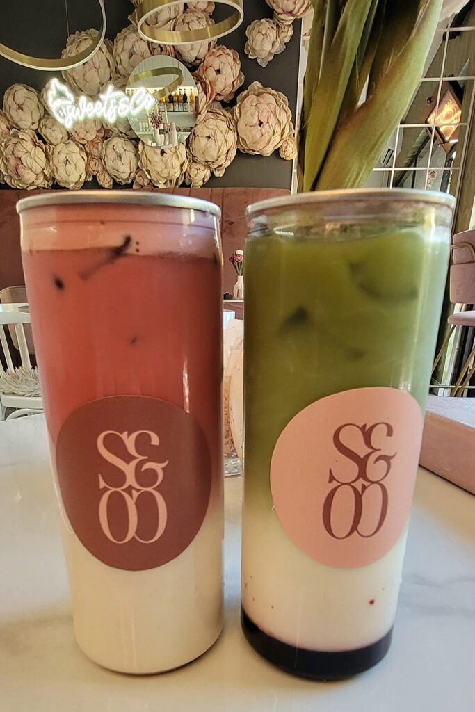 Die ungewöhnliche To-go-Idee des Cafés: Der durchsichtige To-go-Becher mit Dosendeckel von Sweets & Co.<br/> City-Check Sarajevo, FemNews.de Durchsichtiger To-go-Becher mit Dosendeckel von Sweets & Co.