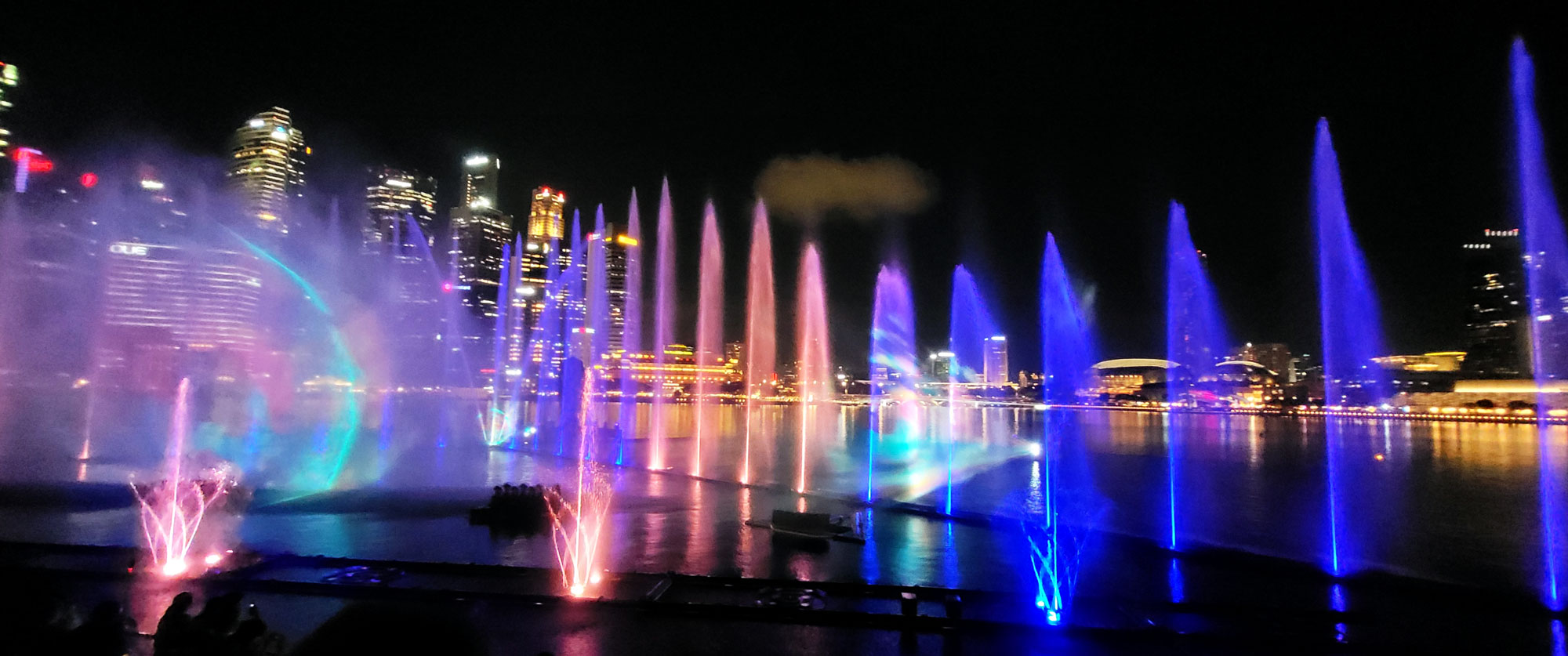 Lass dich am Ende einer schönen Shoppingtour von dieser zauberhaften Licht- und Wassershow verzaubern: "Spectra", direkt beim Marina Bay Sands. - FemNews.de – City-Check Singapur