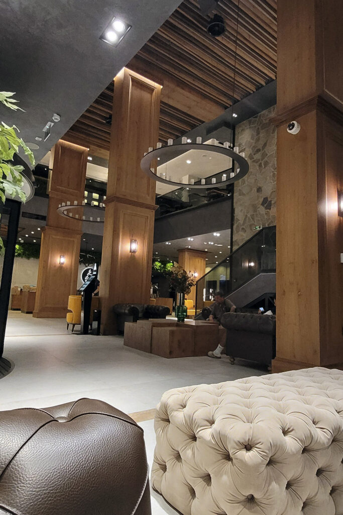 Empfang des Hotels Zlatibor im Zentrum von Zlatibor – City-Check Zlatibor, FemNews.de Empfang des Hotels Zlatibor im Zentrum von Zlatibor