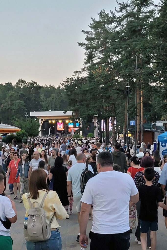 Der Platz am Zlatibor See ist immer belebt. – City-Check Zlatibor, FemNews.de Menschenmenge am Zlatirbor See