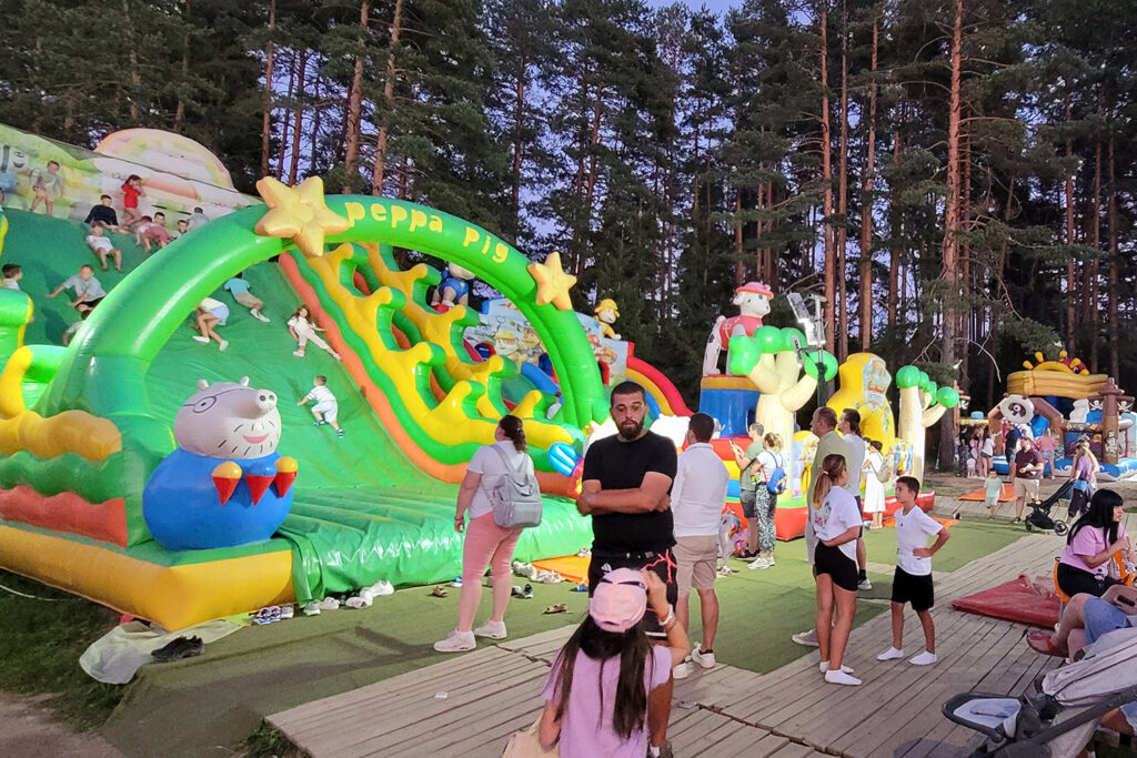Für deine Kids gibt es am Ufer des Zlatibor Sees zahlreiche Spielmöglichkeiten. – City-Check Zlatibor, FemNews.de Hüpflandschaften am Ufer des Zlatibor-Sees.