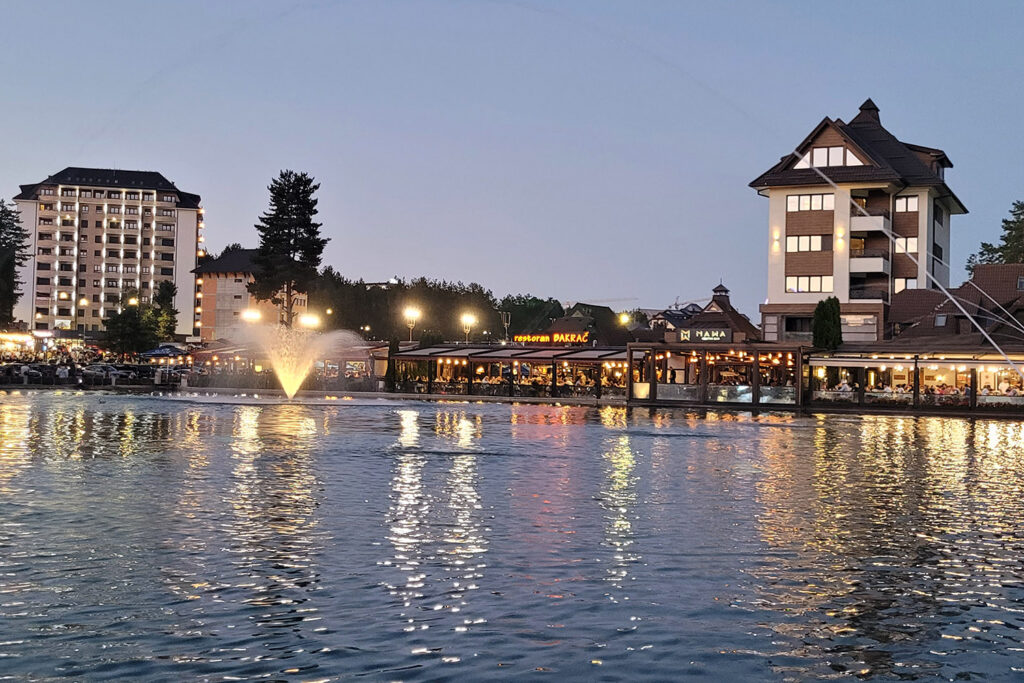 Restaurantterrassen am Ufer des Zlatibor-Sees. – City-Check Zlatibor, FemNews.de Restaurantterrassen am Ufer des Zlatibor-Sees
