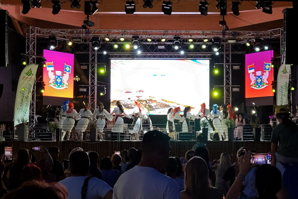 Bühne am Zlatibor-See während eines Live-Events Bühne am Zlatibor-See während eines Live-Events