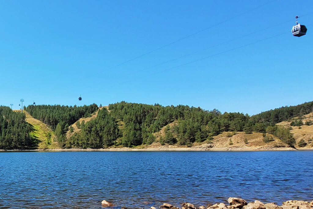 Stausee Crni Rzav nahe der Mittelstation der Gold Gondola – City-Check Zlatibor, FemNews.de Mittelstation der Gold Gondola mit Blick auf den Stausee Crni Rzav