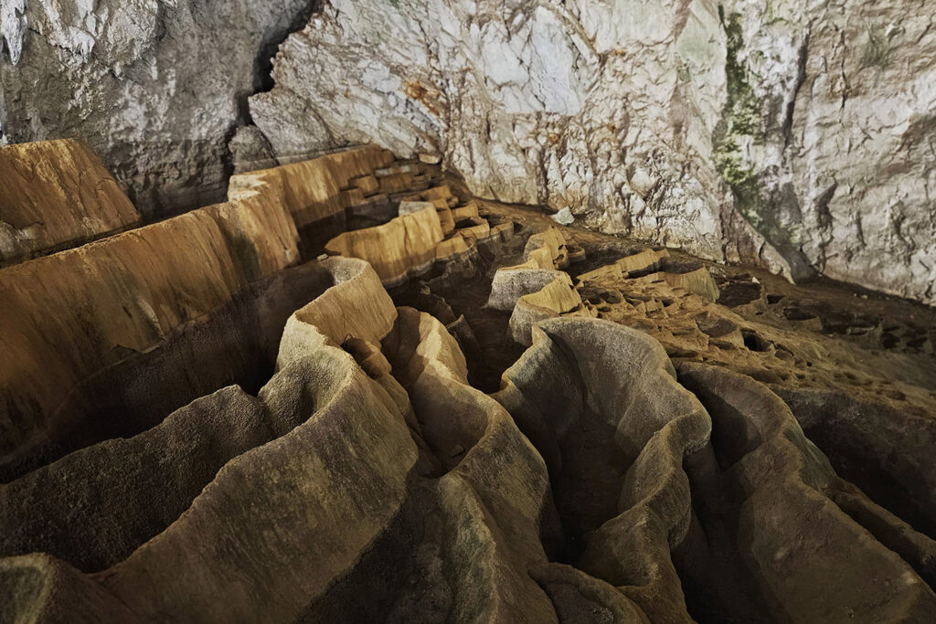 Terrassenförmige Kalksteinbecken in der Stopića-Höhle. – City-Check Zlatibor, FemNews.de Kalksteinwannen mit wenig Wasser in der Stopića-Höhle im Sommer
