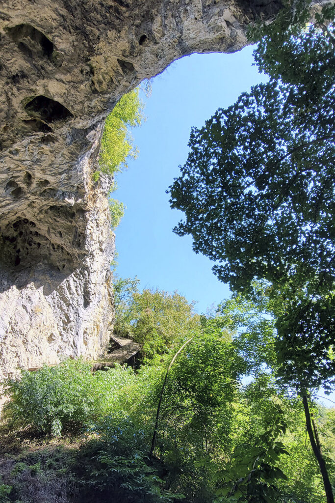 Eingang zur Stopića-Höhle in der Region Zlatibor. – City-Check Zlatibor, FemNews.de Eingang zur Stopića-Höhle