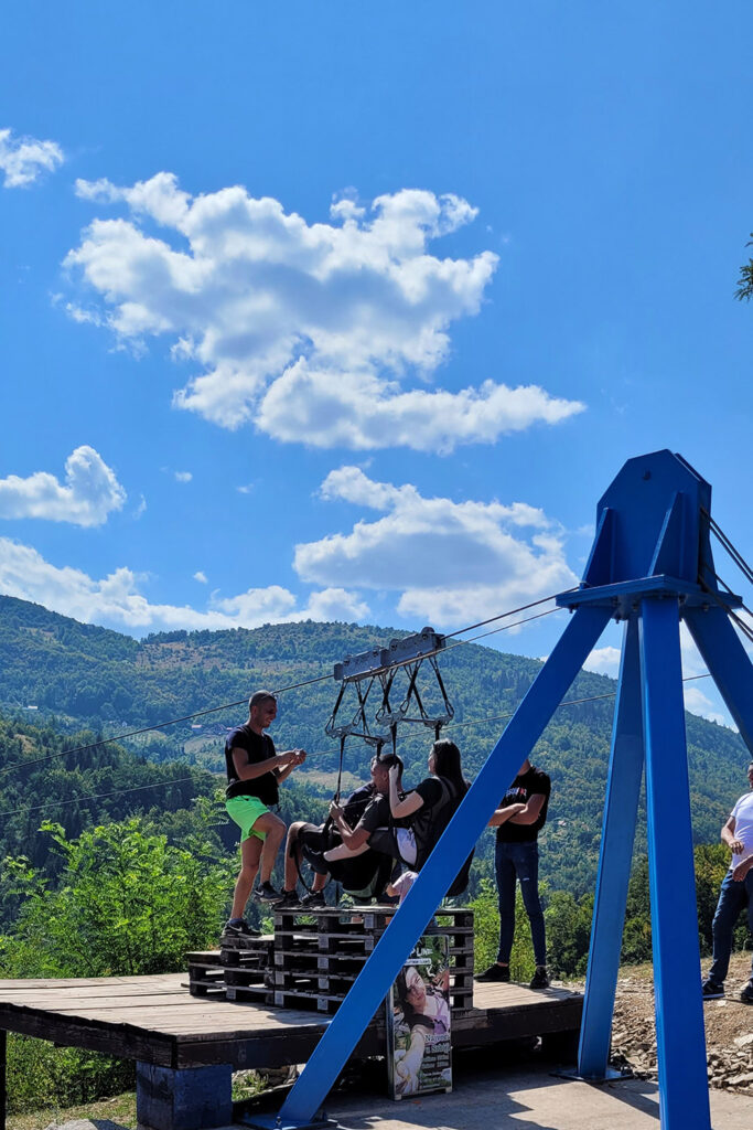 Ein Zweier-Gespann ist bereit für seinen Flug über das Tal. – City-Check Zlatibor, FemNews.de Startplattform der Zipline Ljubiš mit Blick über die Hügellandschaft