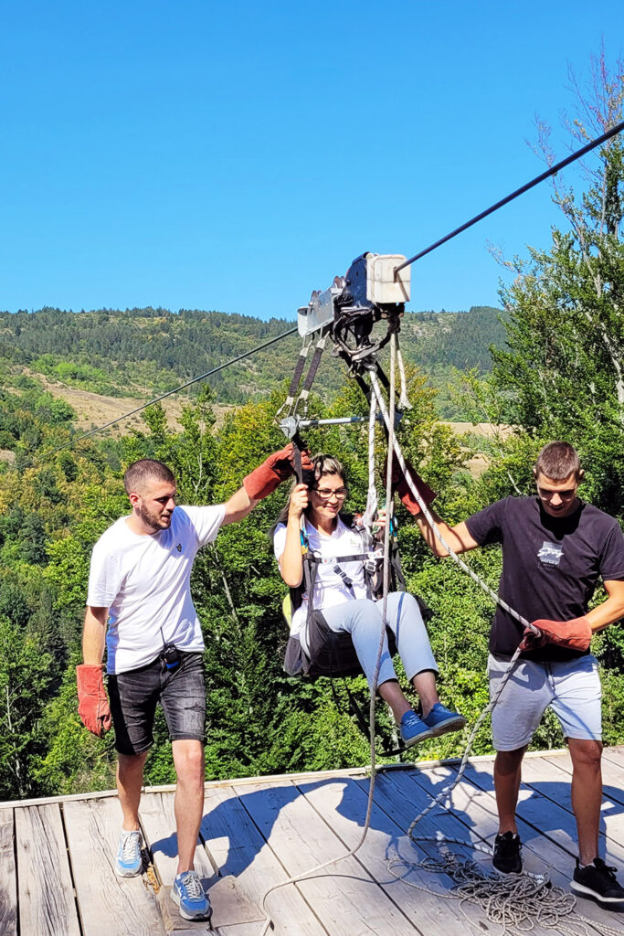 Person erreicht die Plattform am Ende der Zipline-Strecke in Ljubiš – City-Check Zlatibor, FemNews.de Person erreicht die Plattform am Ende der Zipline-Strecke in Ljubiš