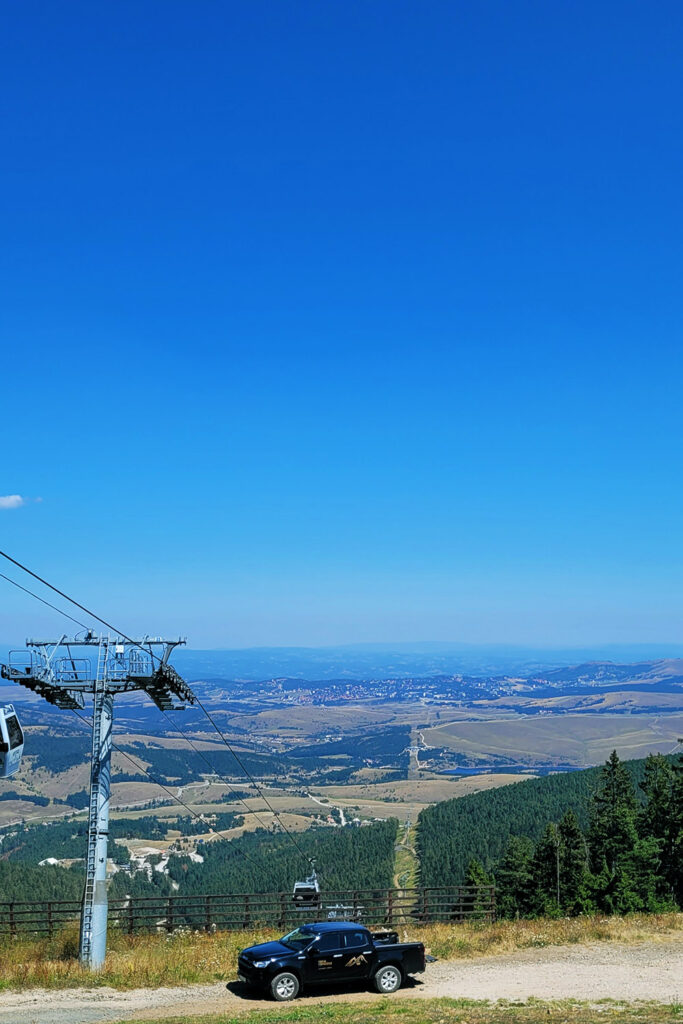 Blick über die Hügellandschaft Zlatibors. Für diese Aussicht lohnt sich die Fahrt. – City-Check Zlatibor, FemNews.de Blick von der Bergstation der Gold Gondola auf das Tal von Zlatibor